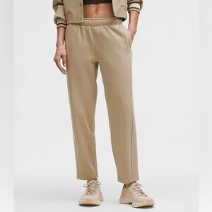 NWT  Lululemon Scuba Mid-Rise Tapered 7/8 Pant Sheer Oak Medium  NEW